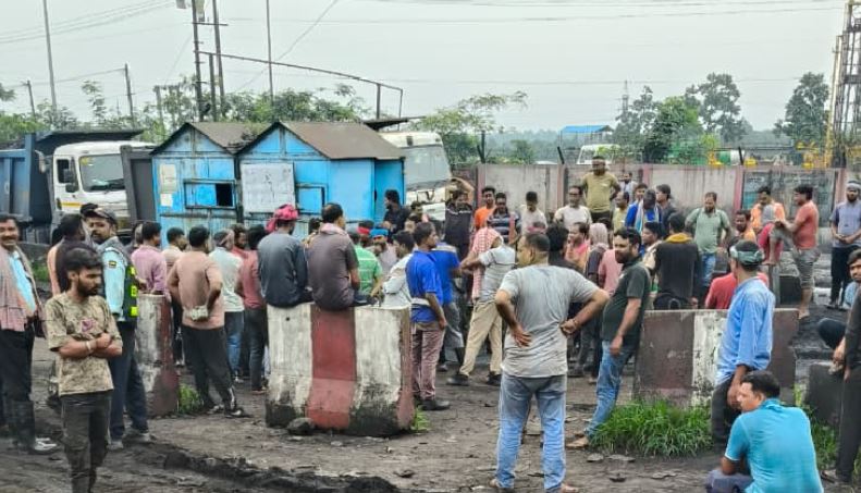 Four Drivers Injured as Transport Dispute Halts Coal Movement at Sundargarh Mine